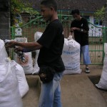 Bagging the rubbish on Clean Up day (ENP)