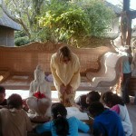 Susan and children on Art Field Trip to local Museum (CHP)